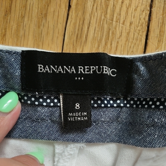 Banana Republic White Scalloped Hem High Waist Shorts With Faux Pockets. Size 8 - Picture 2 of 5